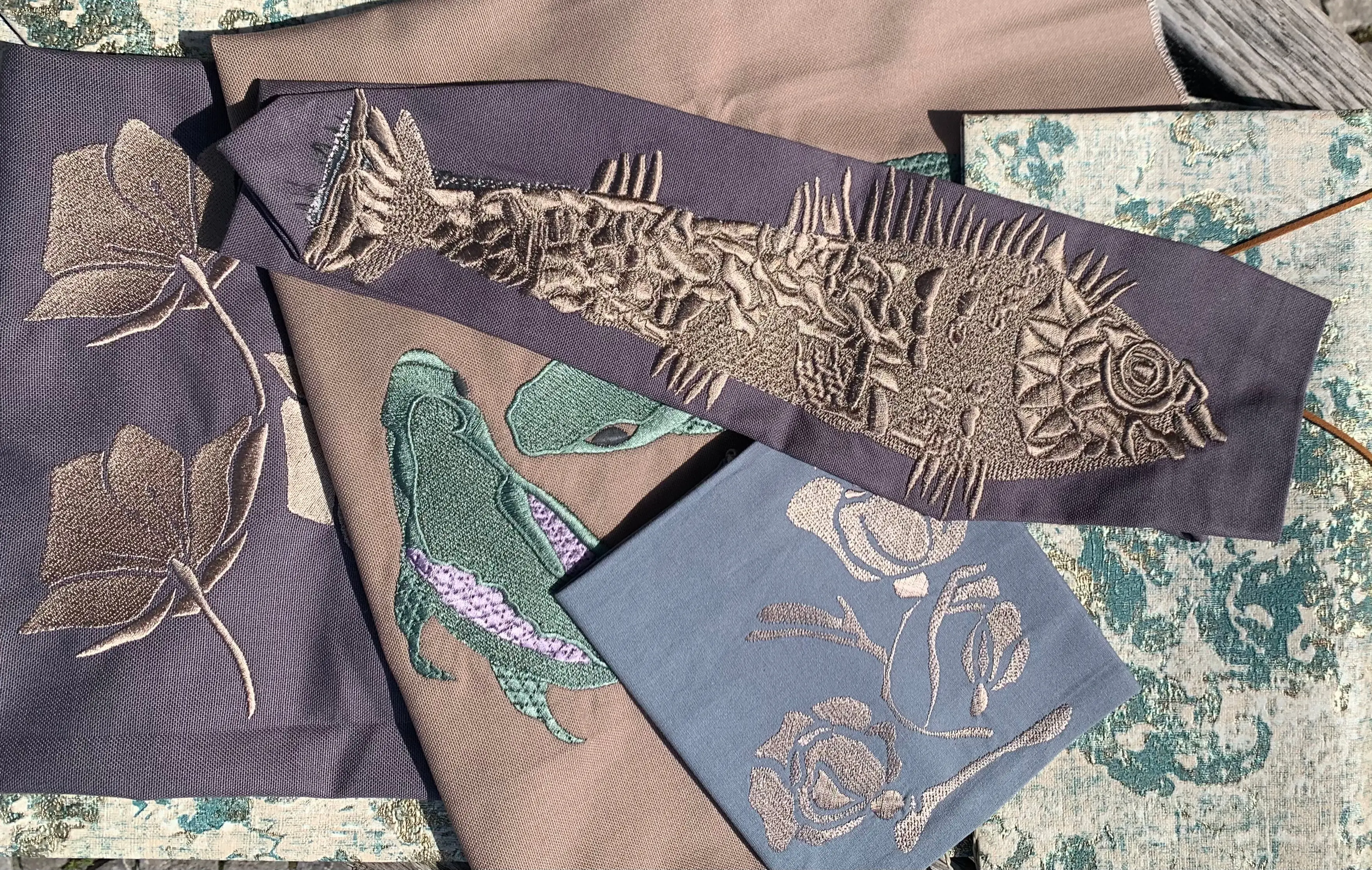 Fische in Gold und Grün, Blüten in Gold auf grauen und beigen Stoff