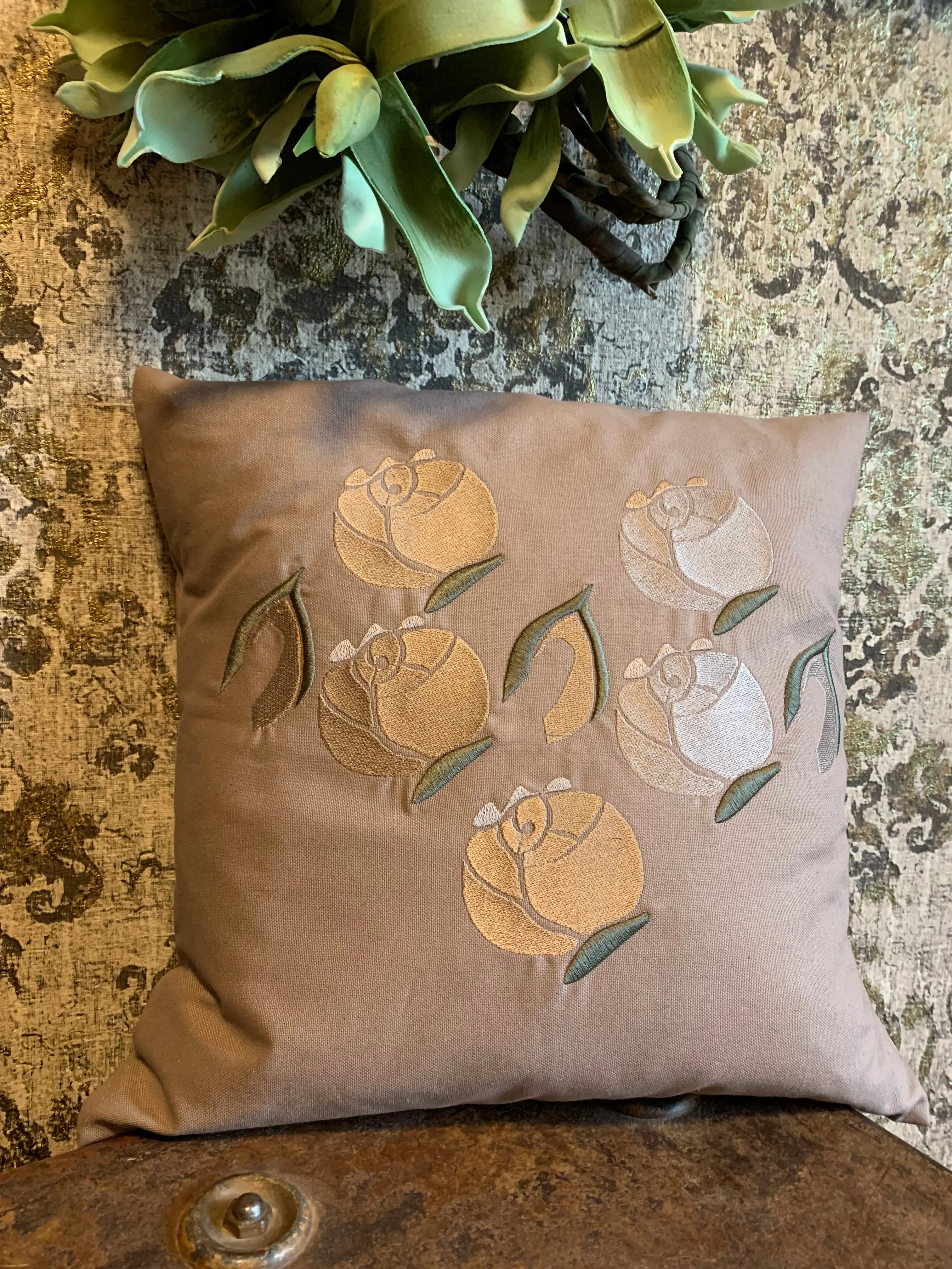Kissenbezug in Beige und Grün auf beigem Stoff