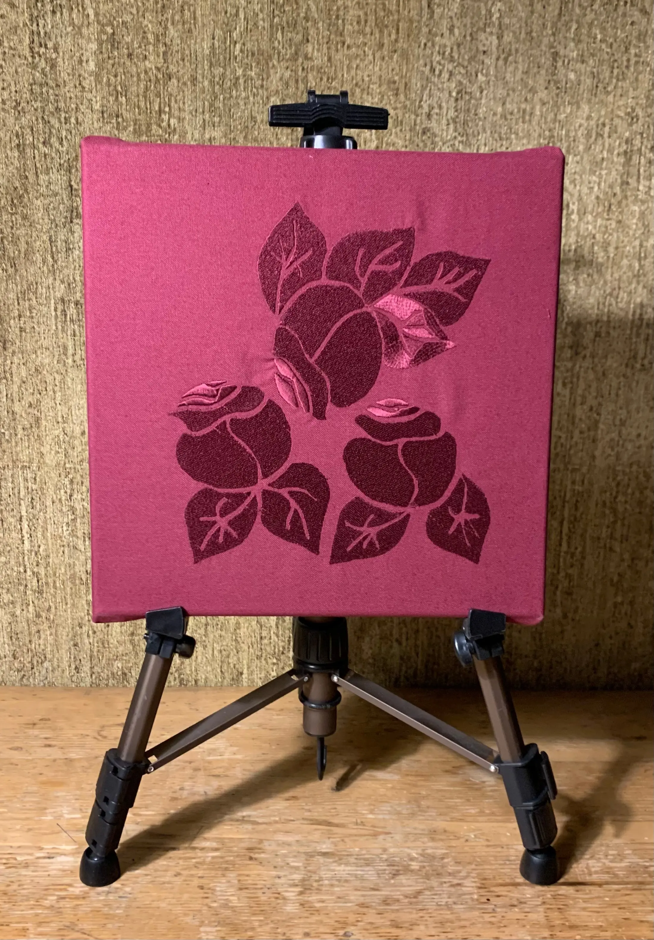 Rot gestickte Blüten auf rotem Stoff