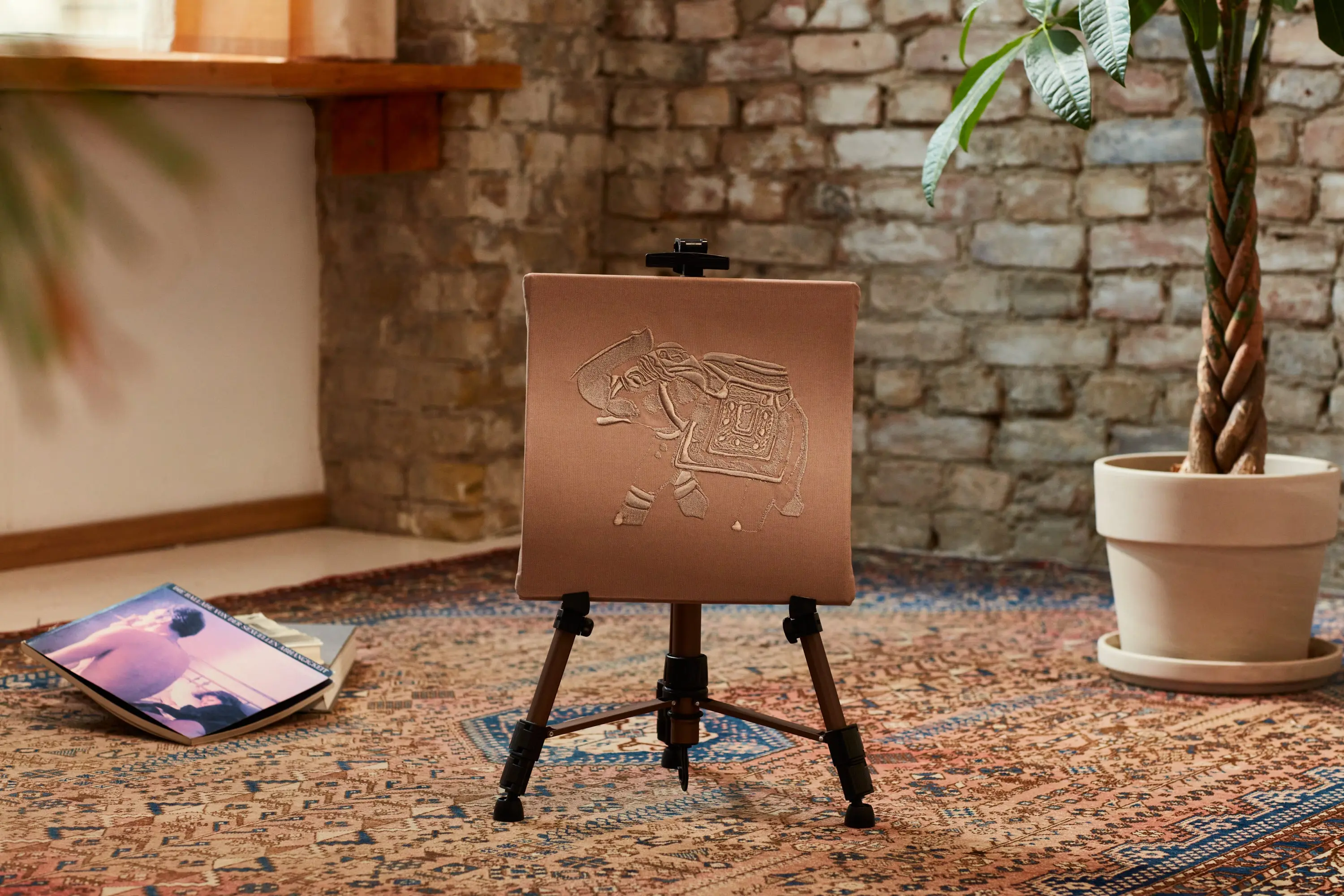 Elefant in Gold auf beigem Stoff