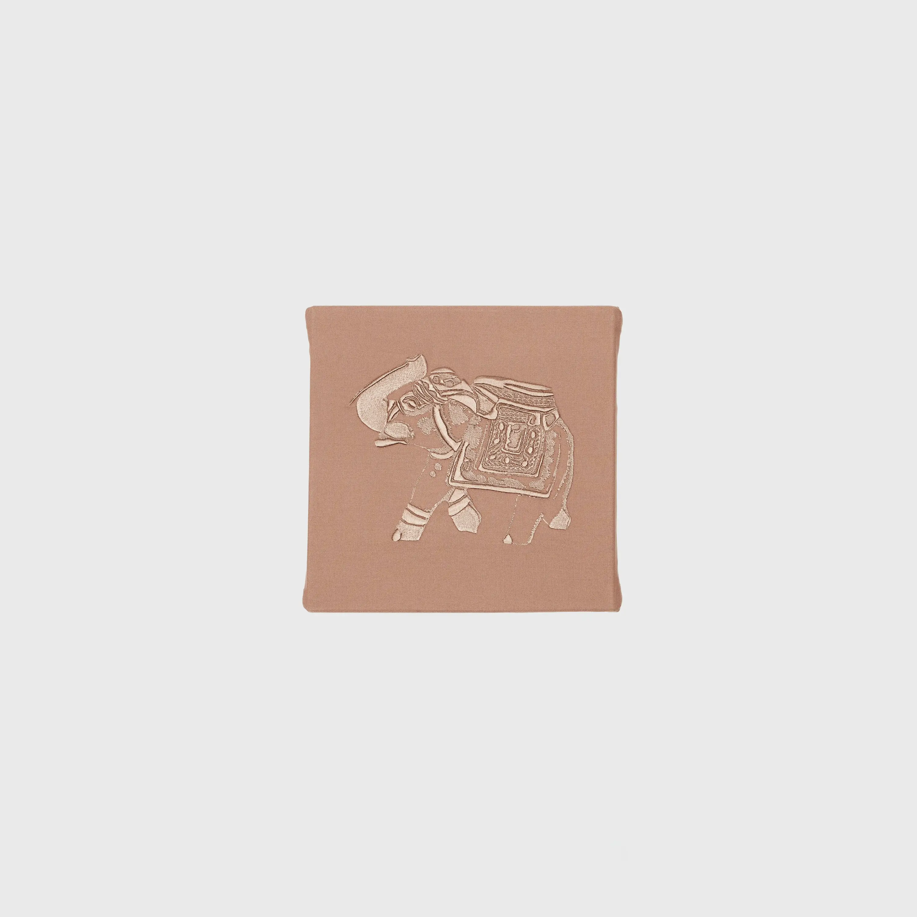Elefant in Gold auf beigem Stoff