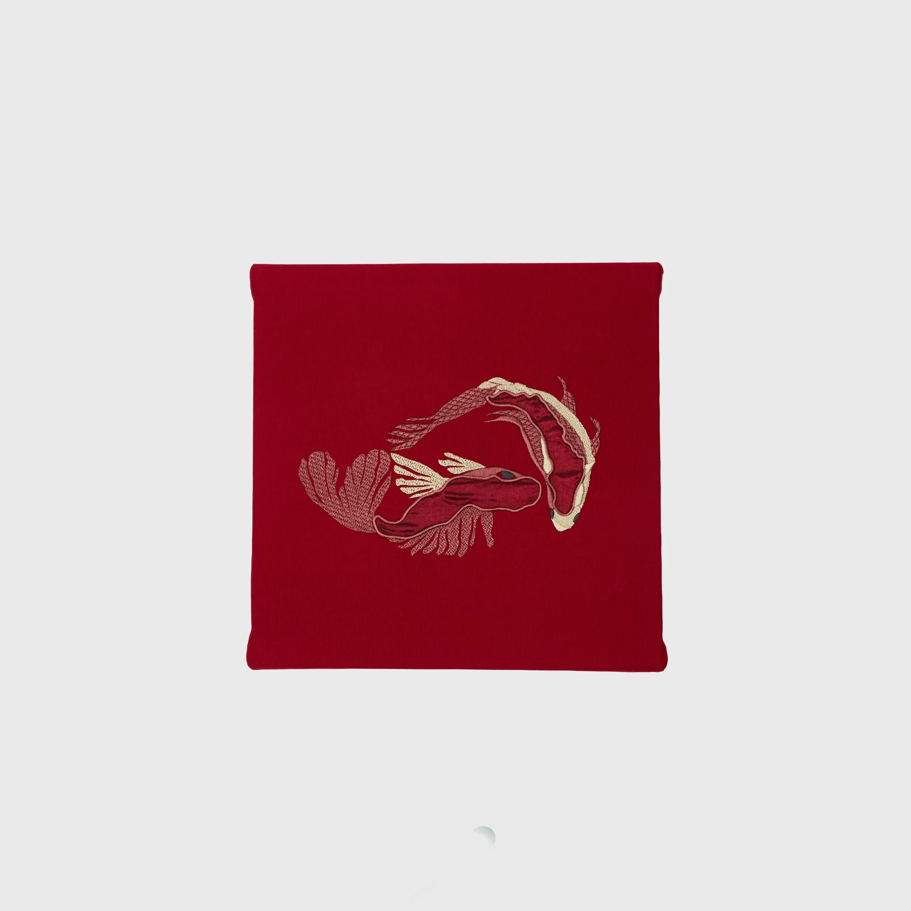 Kois in Rot und Grün auf rotem Stoff
