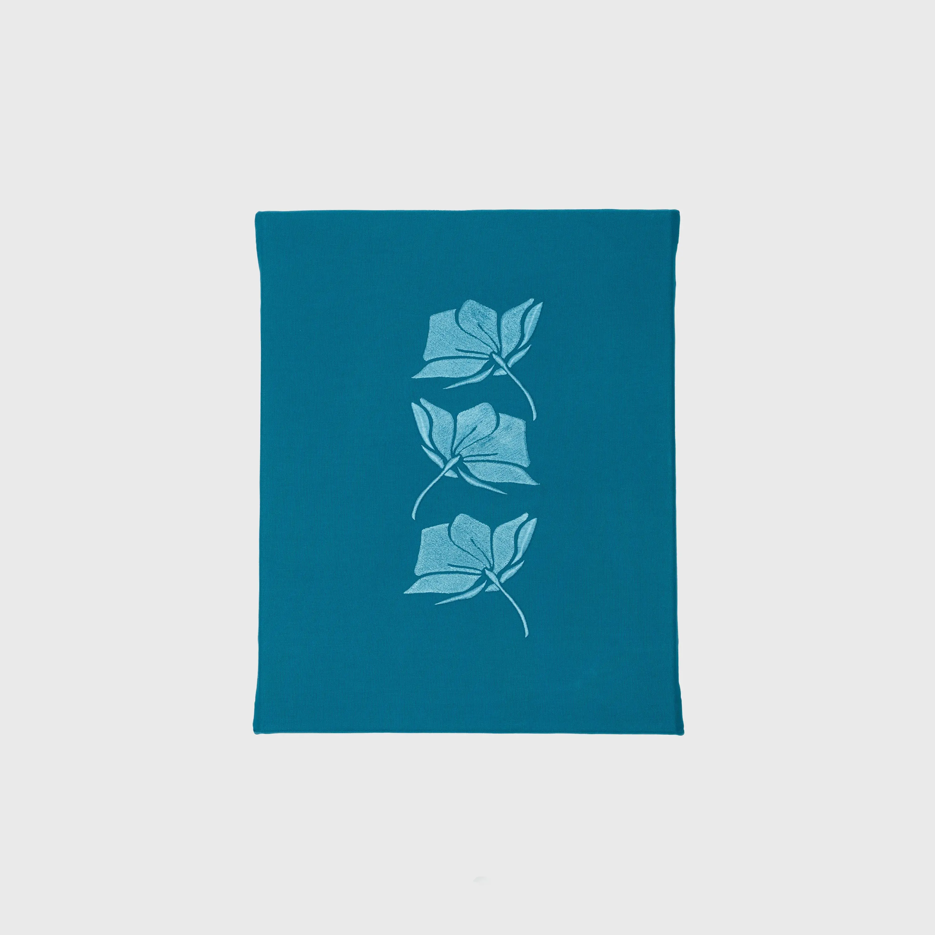 Blaue Blüten auf blauem Stoff