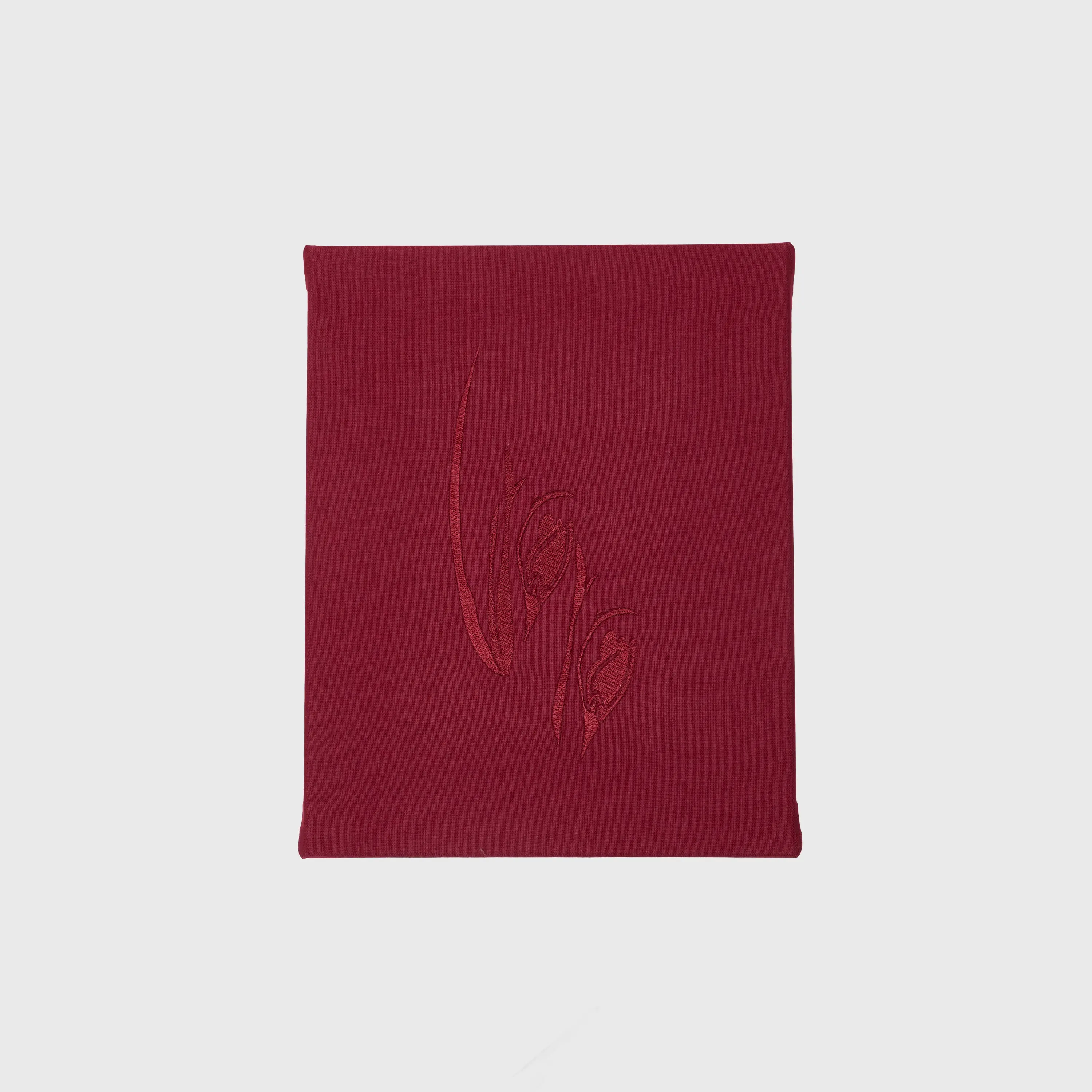 Rote Blüten auf rotem Stoff